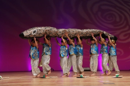 近畿大学九州短期大学附属幼稚園が「令和7年度生活発表会」を開催　園児が広い舞台で照明を浴びながら練習成果を披露