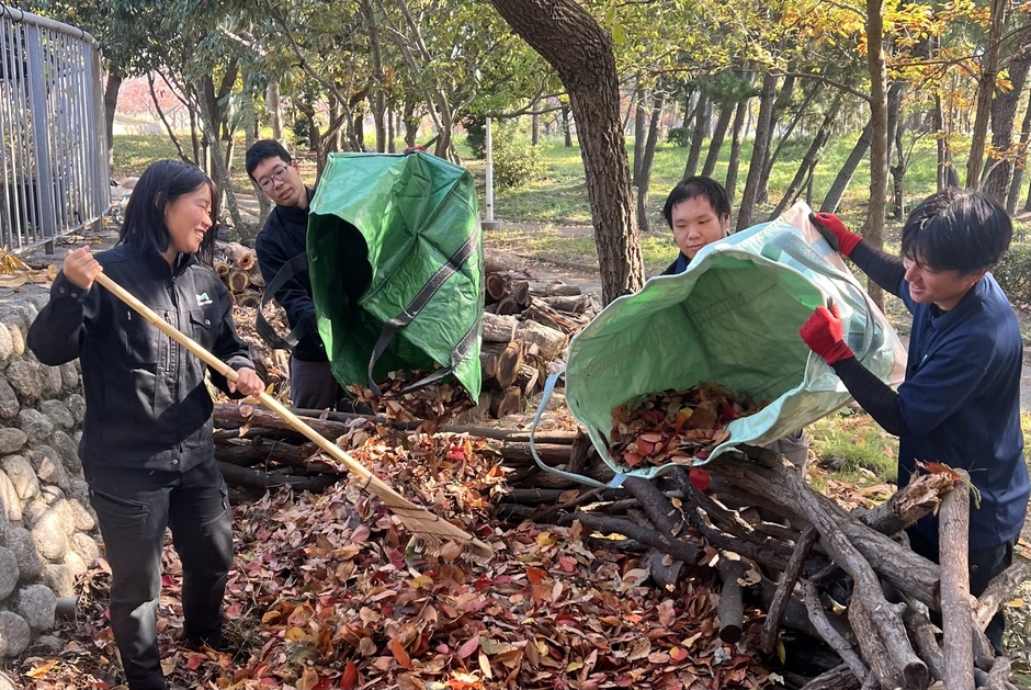 落ち葉を集め、腐葉土として自然に還す「バイオネスト」