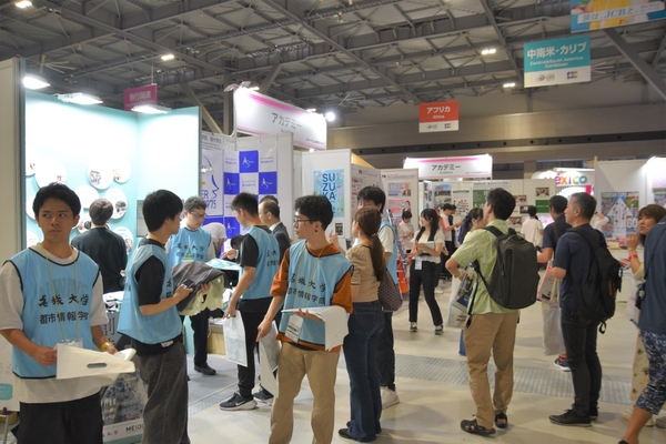 多数の来場者が入場