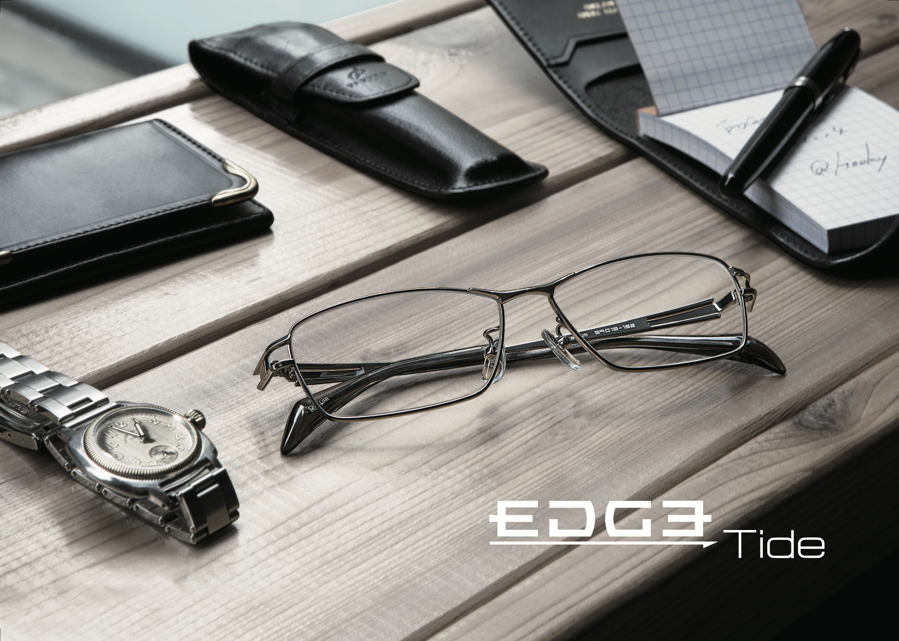 ビジネスシーンで映えるメガネ「EDGE Tide」に「トランジションズ」レンズの組み合わせが機能的！
