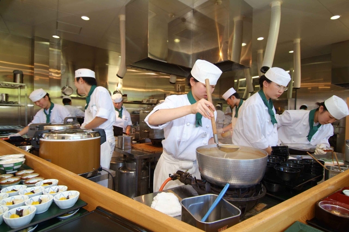 まごの店で励む相可高校の生徒たち