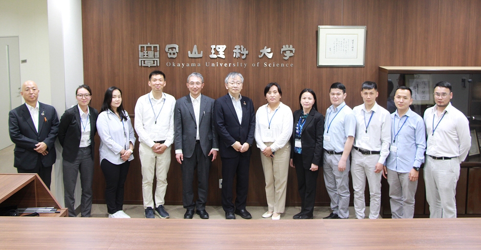 平野学長（中央）らと記念写真に納まるモンゴル研修団のメンバー