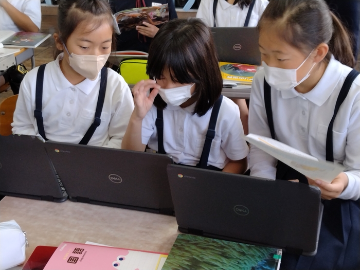 端末を活用し、自主的に学んでいる小学校4年生