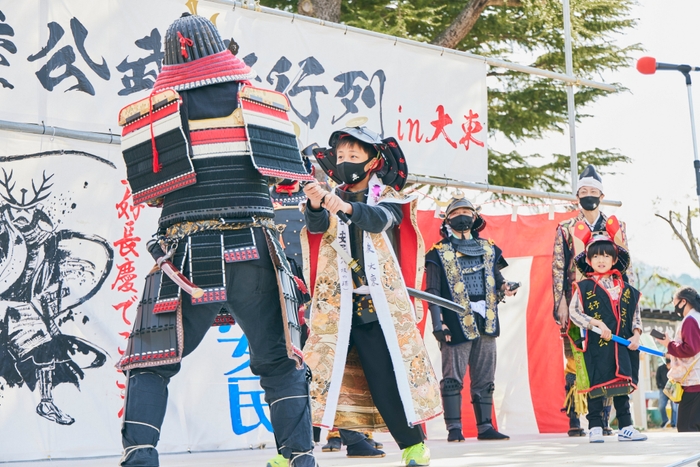 殺陣に挑戦する小学生