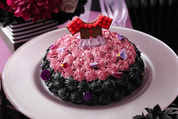 ▲魅惑のドレス～ショートケーキ～   竹炭を使い真っ黒に仕上げたスポンジケーキ。北海道産生クリームをたっぷり使 用。色のコントラストが美しい一品。