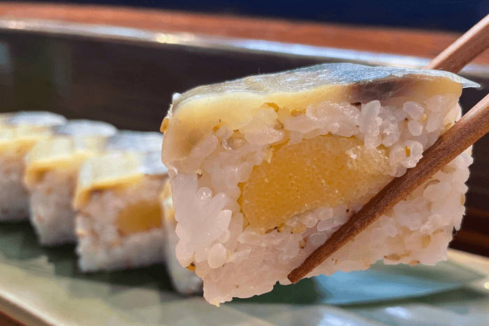 贅沢に挟んだ数の子の独特な歯ごたえとニシンの豊かな味わい(1)