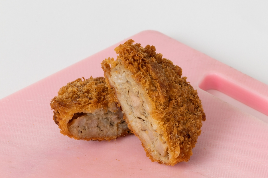 メンチを切りながらご提供する「メンチニキのメンチカツ」