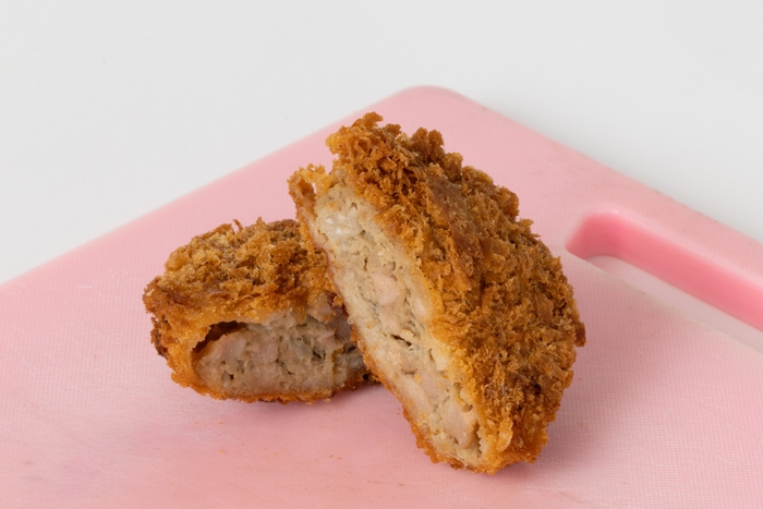 メンチを切りながらご提供する「メンチニキのメンチカツ」