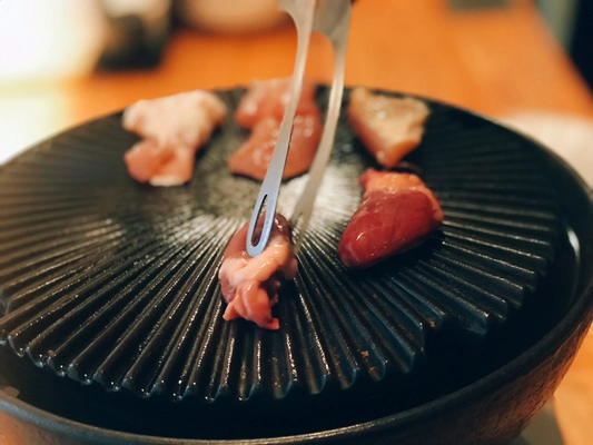 鶏料理専門店 食鶏 しまや 恵比寿、 数量限定の「熟成とり焼肉盛合せ」を11月より提供開始！ 約5日間の熟成を施した熊野地鶏を使用