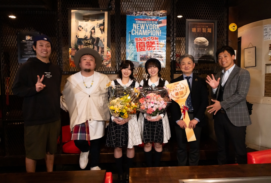 左から 北浦篤店長(ちんちくりん薬研堀本店)、HIPPY、沖侑果・今村美月(STU48)、細井謙一教授(広島経済大学)・榮真樹(HOMEアナウンサー)