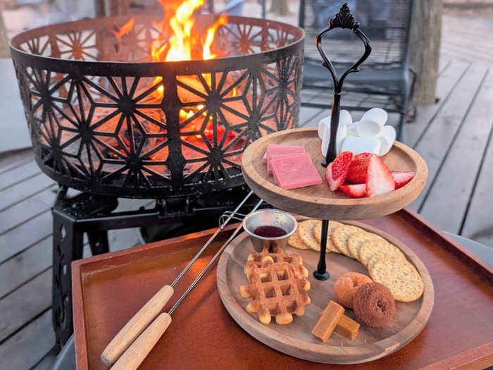 ◆たき火でスモア！いちごアフタヌーンティーセット　2,400円(税込)