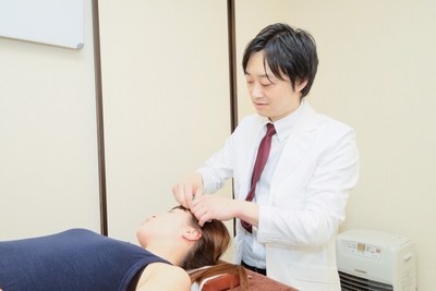 睡眠・自律神経に関わる不調への鍼灸施術の様子
