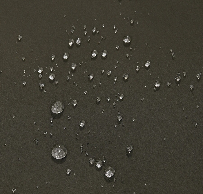 撥水生地で雨や雪の日も安心!