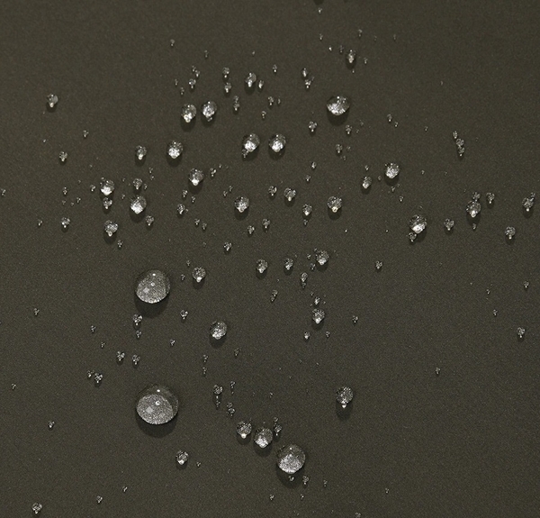 撥水生地で雨や雪の日も安心!