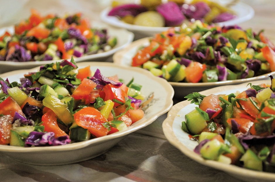 サラタ・ハドラー・マフルーマ（刻み野菜のグリーンサラダ）