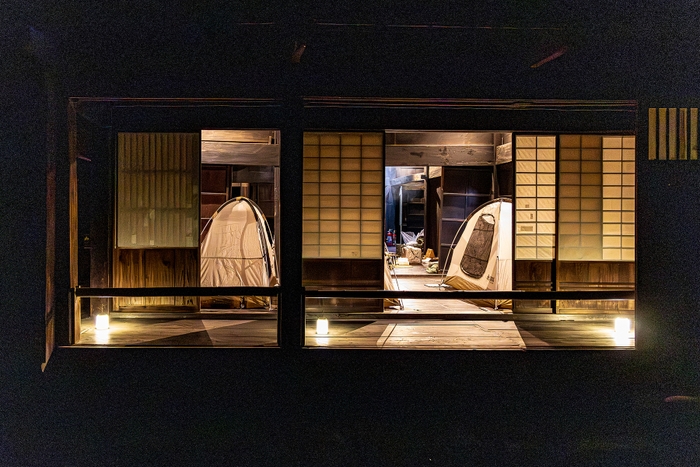 古民家内のテント宿泊
