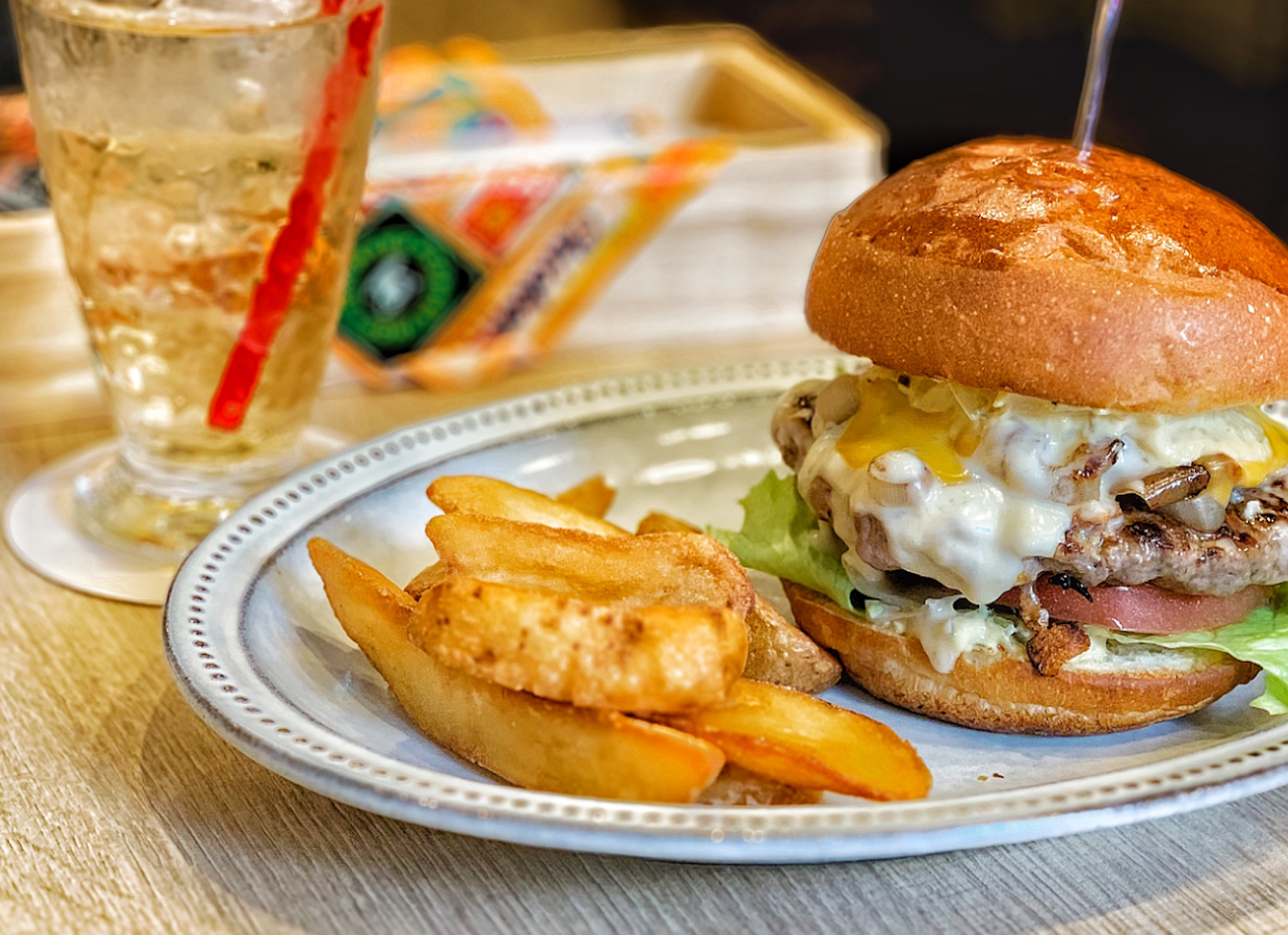 上野駅より徒歩11分『Craft Burger & Grill JIRO』は食べ応え抜群の本格ハンバーガー店！ハラペーニョを使った新商品もおすすめ！Findグルメで情報を公開中