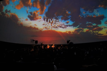 堀込泰行を迎え、東京/神戸でプラネタリウムライブを開催！ 『LIVE in the DARK tour w/堀込泰行』