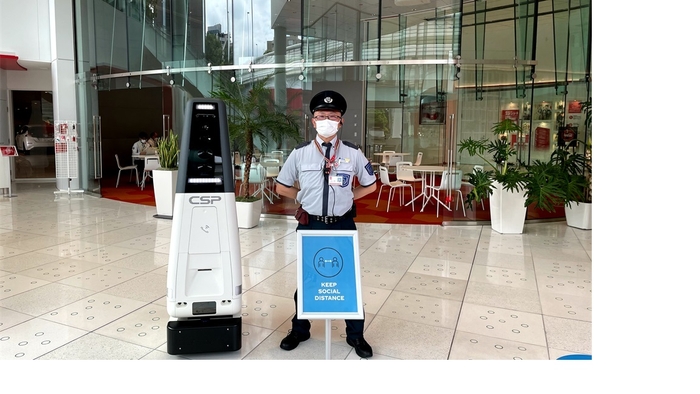 CSPロボットと警備員