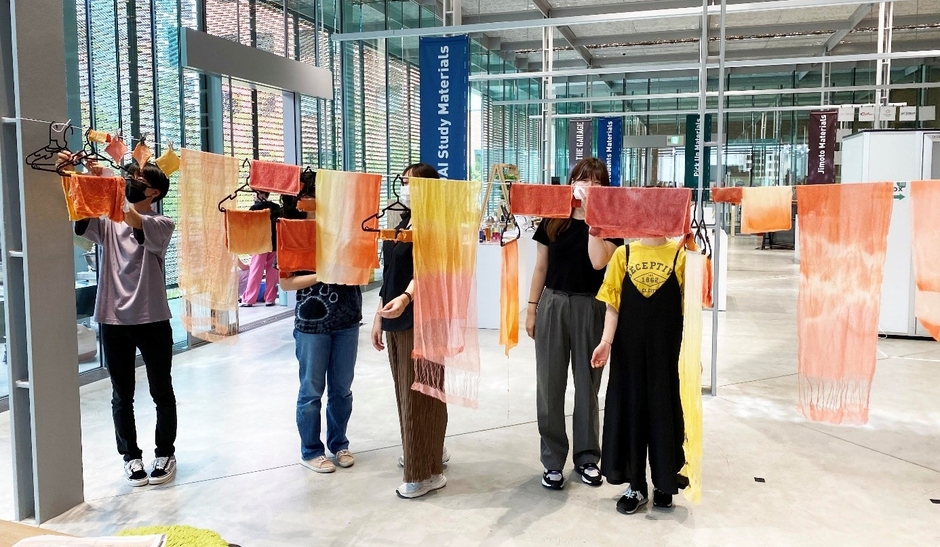 令和6年（2024年）に開催した日本茜染色ワークショップの様子