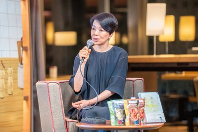 ウー・ウェンさんが語る様子