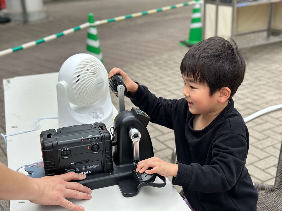 【手回し発電体験 イメージ画像】