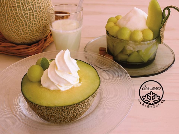 夏季限定 自家栽培メロン使用のパフェ　スノーミーメロンかき氷