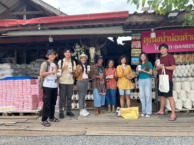 塩田の直売所(タイ・サムットサーコーン県)にて(右端が景山伯春教授、右から3人目がWaditee-Sirisattha教授)