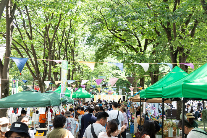 会場の府中駅前けやき並木通り