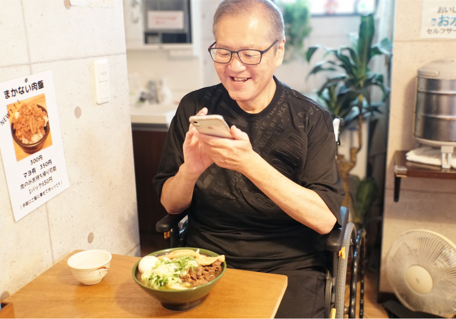 「このうどん屋さんに行きたい。でも、段差があって……」その一言から、職員が動いた。