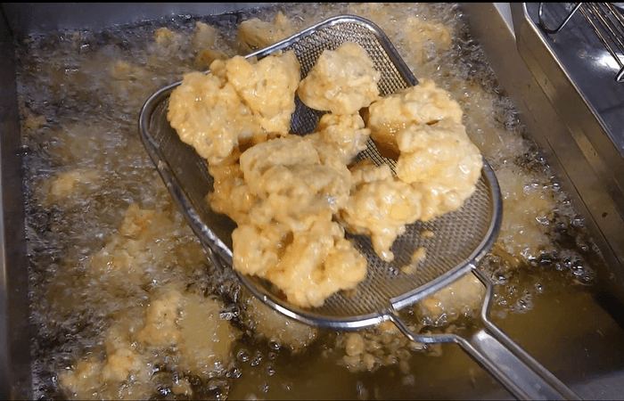 揚げたてジューシーな若鶏のチキン南蛮を提供!