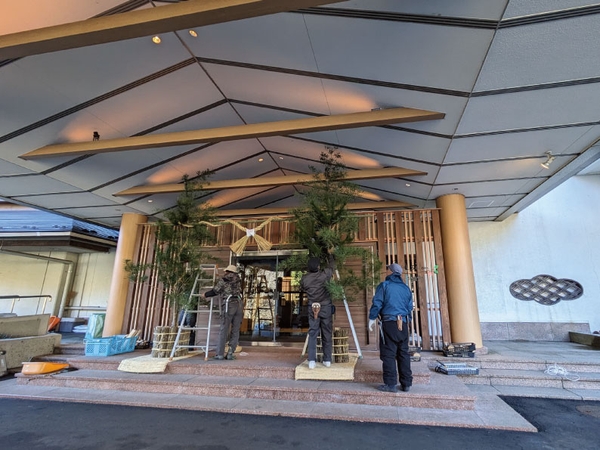 大久保庭園による仙台門松の設置の様子（ゆづくしSalon一の坊エントランス）