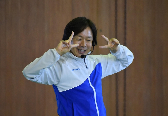 学生や一般受講者を指導する佐藤特任教授