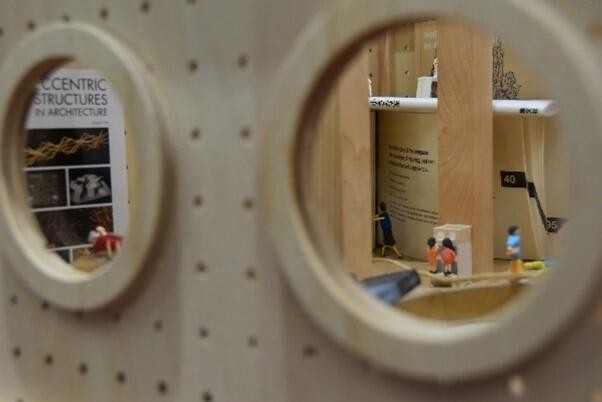 窓の中に広がる本にまつわる人々の空間