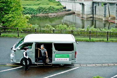 バス降車時(イメージ)