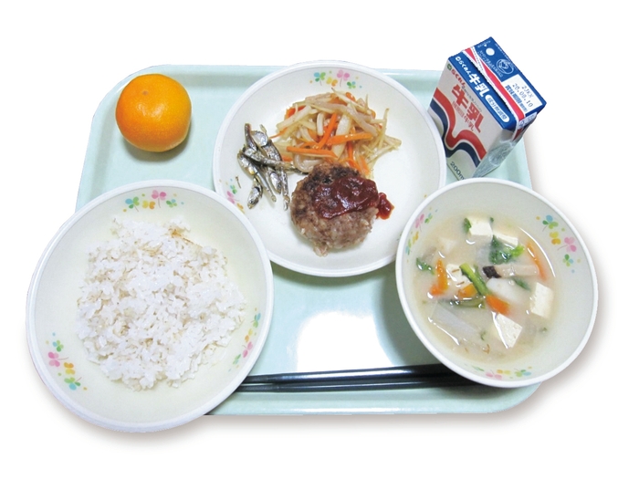 当日のメニュー はだか麦のつぶ入りご飯 ・使いきりきんびらごぼう ・愛顔の食べきりレシピ「ごはんバーグ」 ・だし煮干の佃煮 ・根菜ほっこりみそ汁
