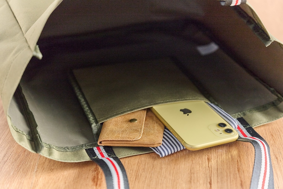 内ポケットつきで小物入れに便利