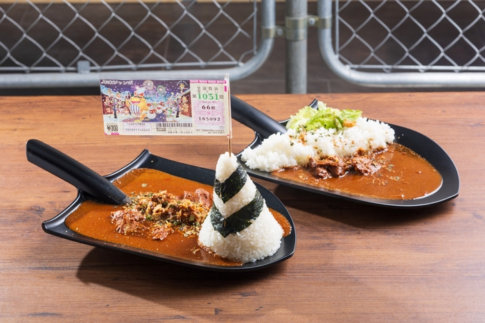 驚きのビッグサイズ!儲カレー(左手前)は通常の現場カレー(右奥)の2倍!