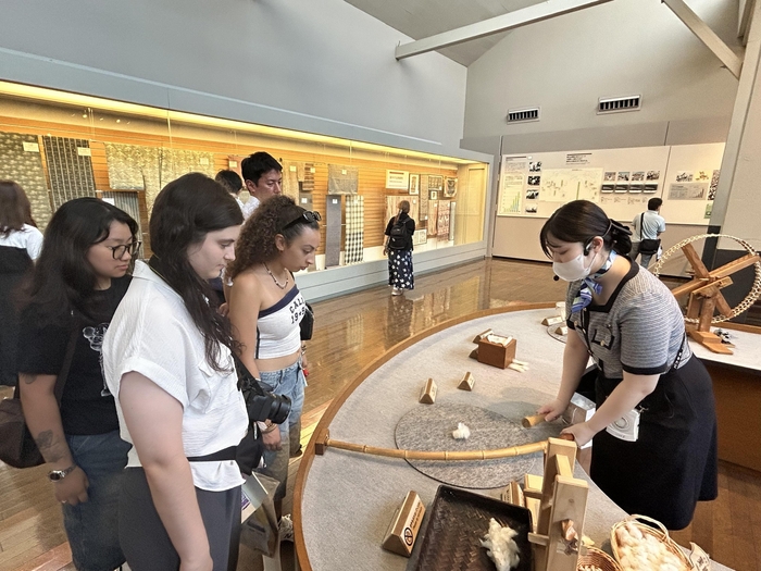 トヨタ産業技術記念館を見学する参加者