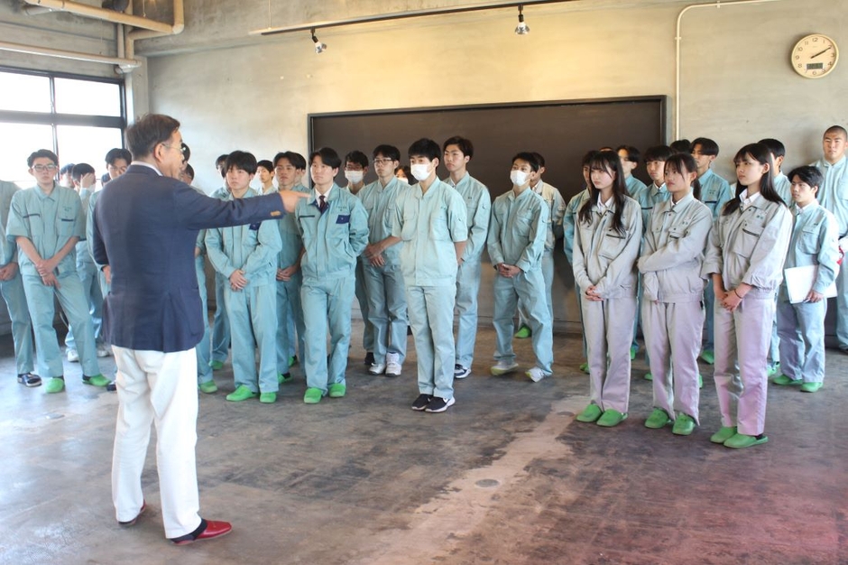 生徒たちも真剣な表情で聞き入っています