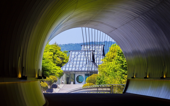 トンネルからのぞむ美術館棟