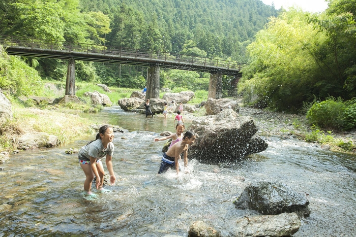 徒歩2分の高麗川で川遊び