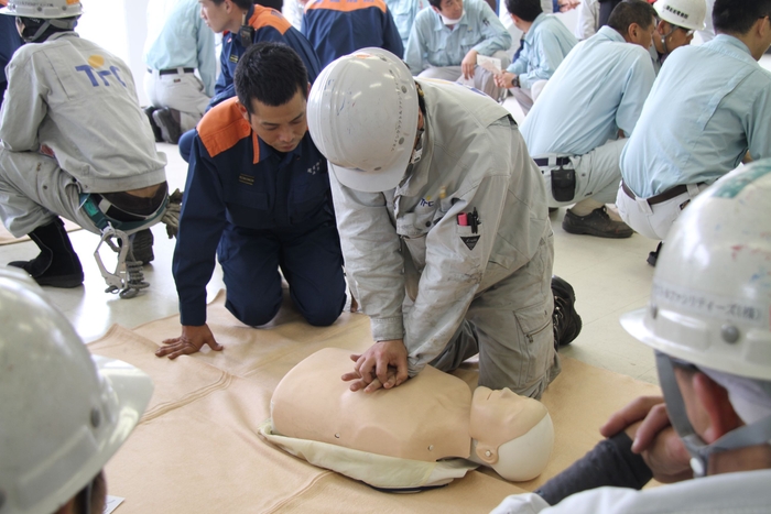 心肺蘇生、1分間に100回を目安に