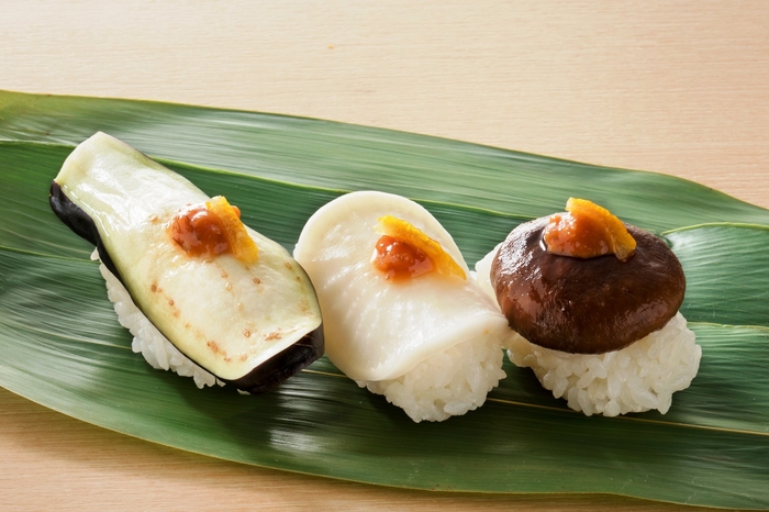 【野菜寿司3貫王】左から、なす、かぶ、しいたけ。