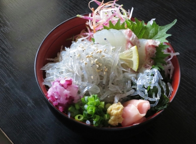 レストラン海峡楼の生しらす丼　税込1,380円