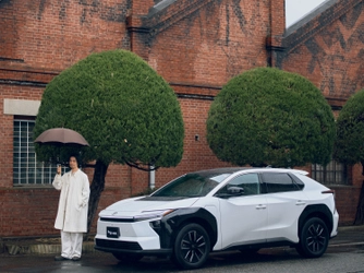 TOYOTAの電気自動車「bZ4X」と ともに過ごす日常を描く「365 SCENES」　 第2弾は俳優・映画監督 斎藤工さんのゆかりの地である 栃木県足利市での“過去と未来”をつなぐドライブへ　 ウェブメディア「Pen Online」にて3月23日(月)より公開