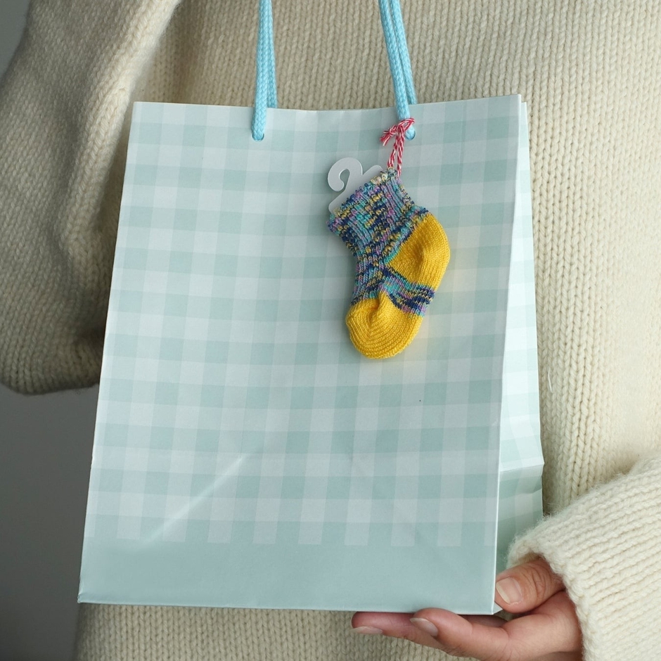 紐が付いており、紙袋などに結んで渡すことができます