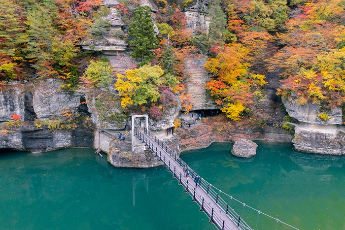 紅葉に染まる塔のへつりの巨岩