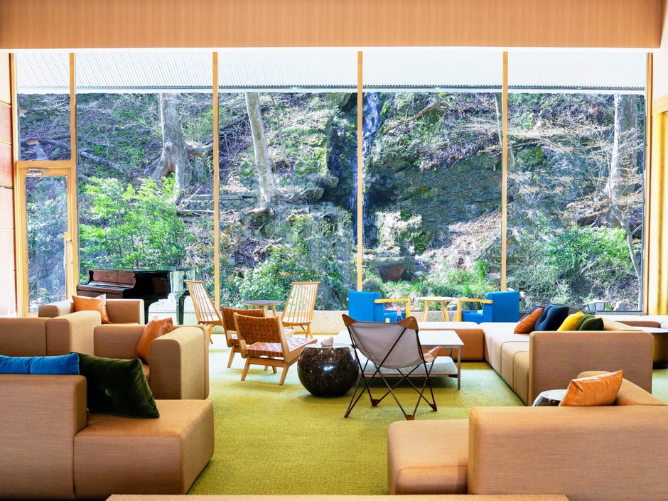 滝を眺めながら寛ぐラウンジ