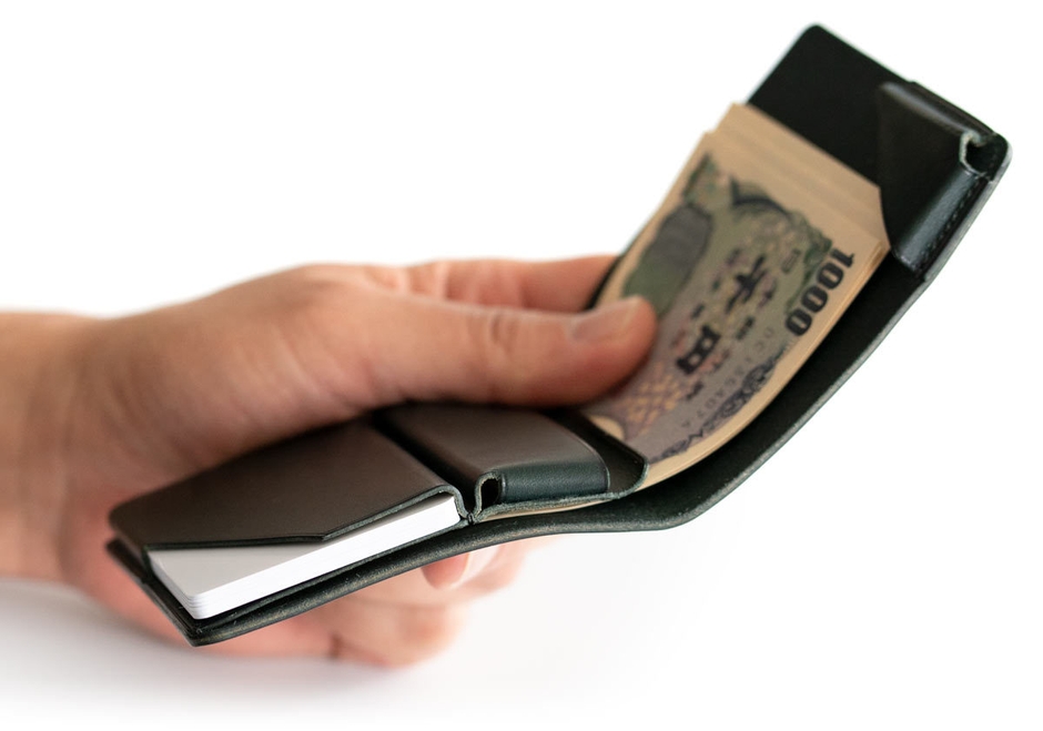 厚革を外装に採用